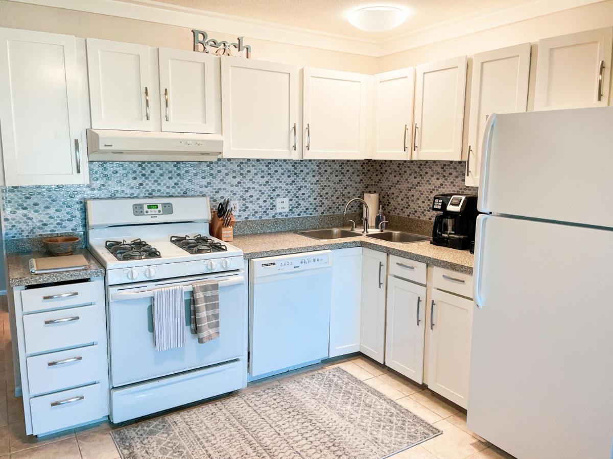 Molokai Island Retreat With Beautiful Ocean Views And Pool - Newly Remodeled! Appartement Ualapue Buitenkant foto