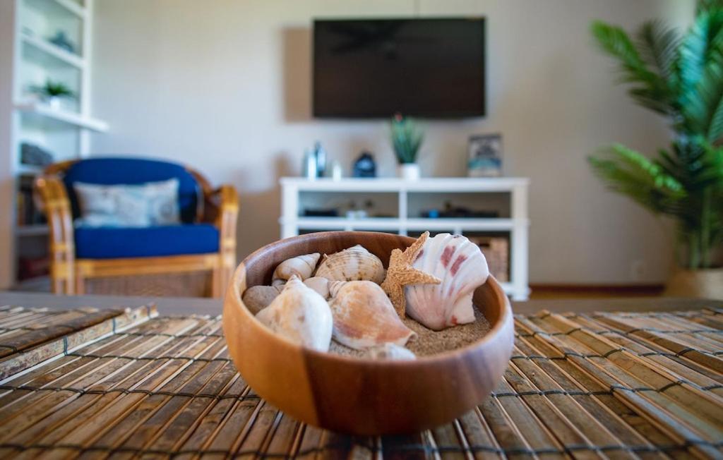 Molokai Island Retreat With Beautiful Ocean Views And Pool - Newly Remodeled! Appartement Ualapue Buitenkant foto